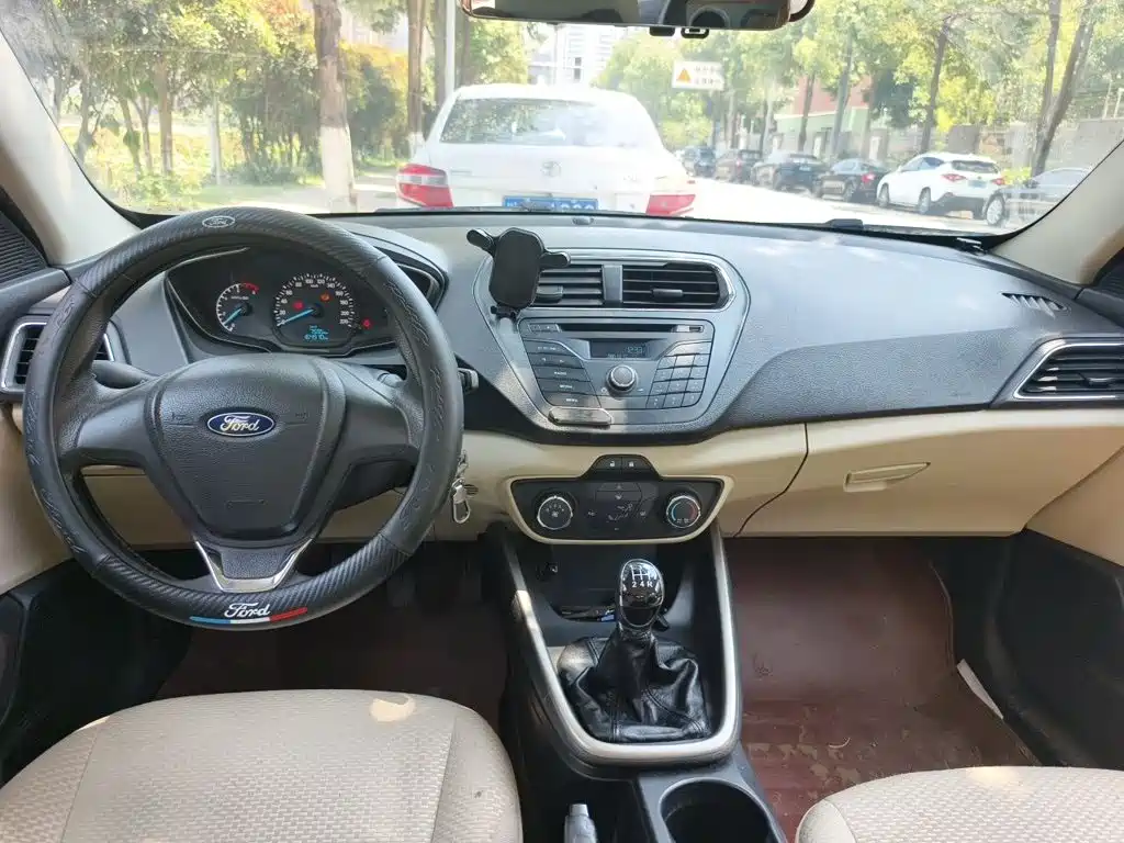 Ford Escort 2015 — фото 10