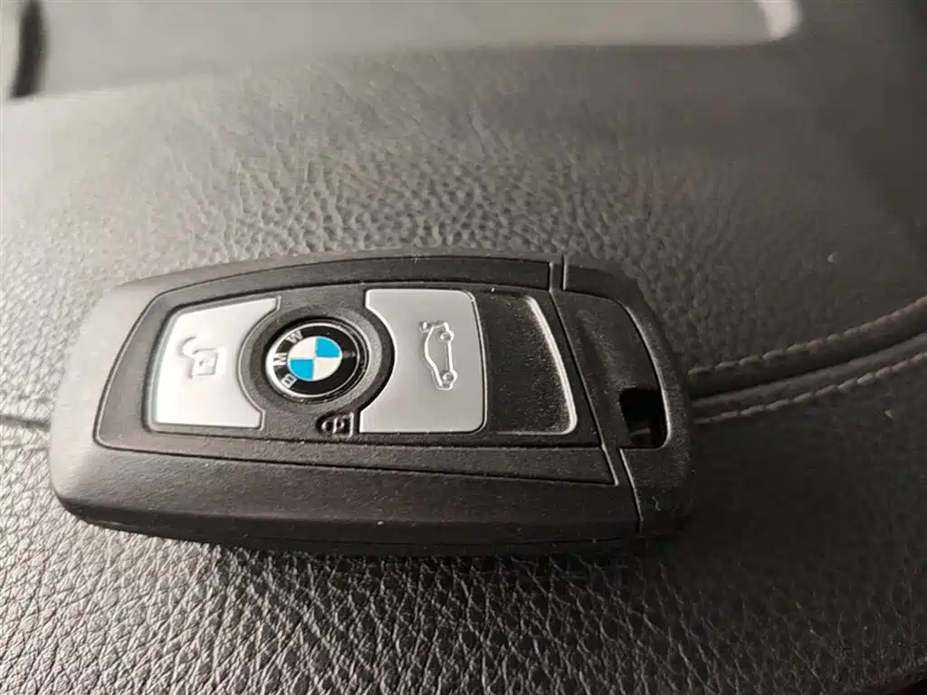 BMW 3 Series 2018 — фото 9
