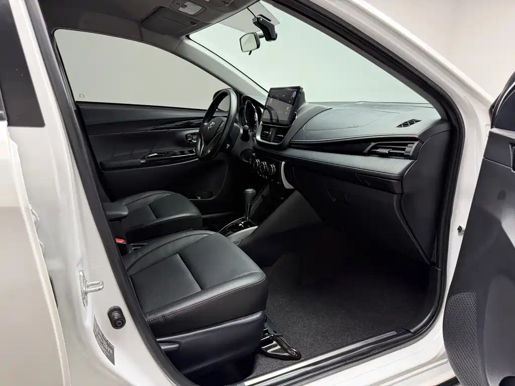Toyota Yaris L 2023 — фото 24