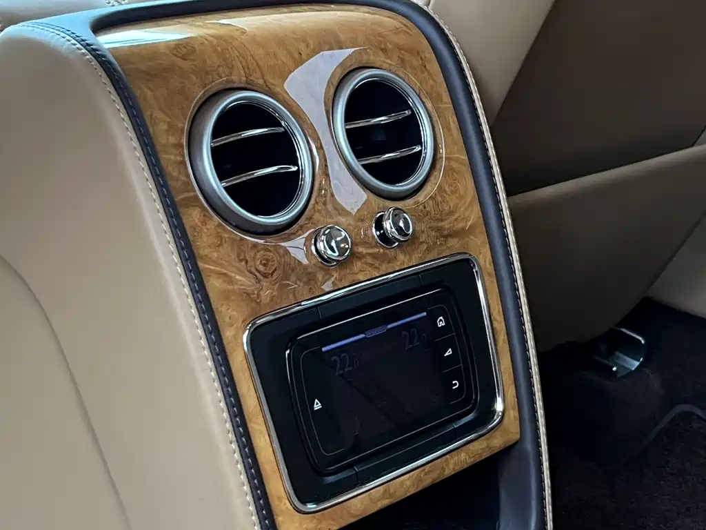 Bentley Flying Spur 2018 — фото 21