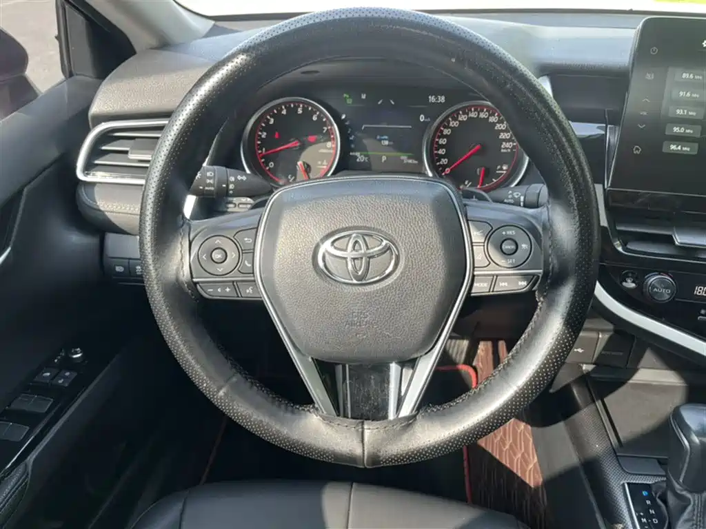 Toyota Camry 2023 — фото 7