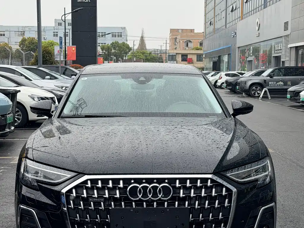 Audi A8 — фото 1
