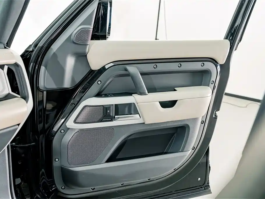 Land Rover Defender 2021 — фото 19