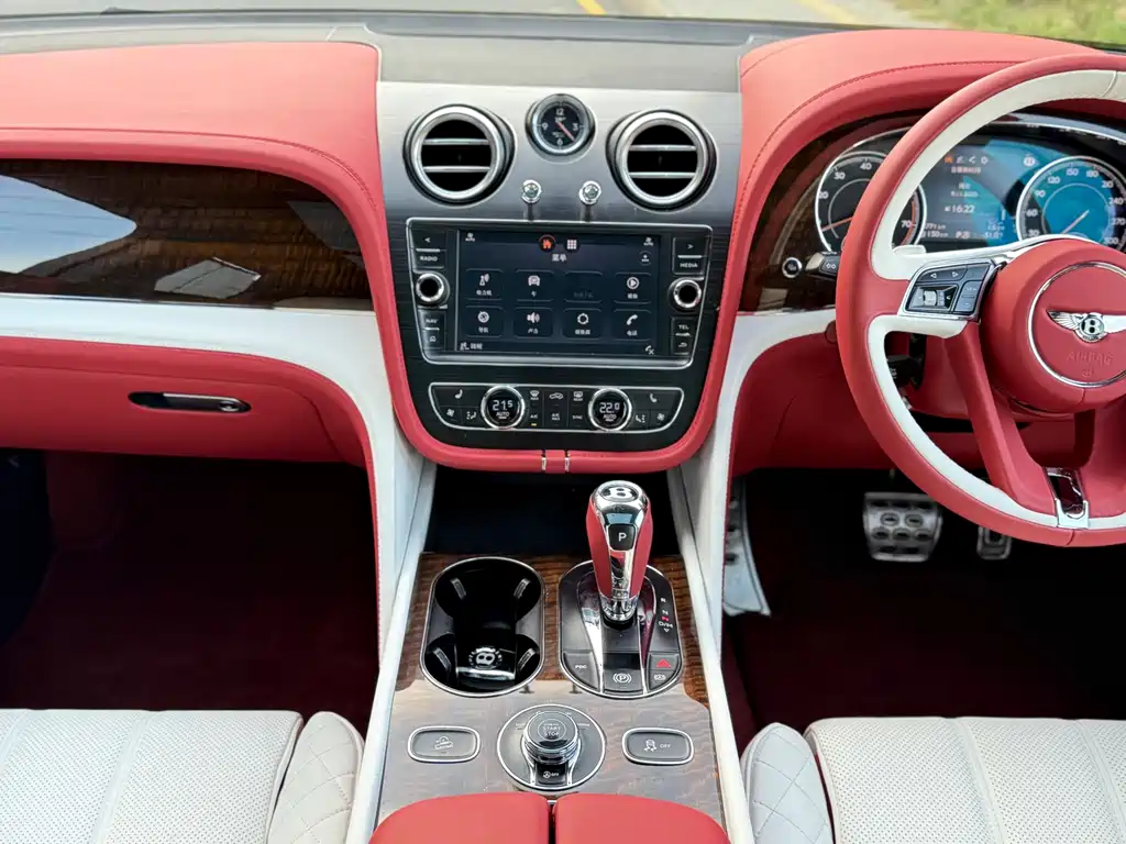 Bentley Bentayga 2017 — фото 15