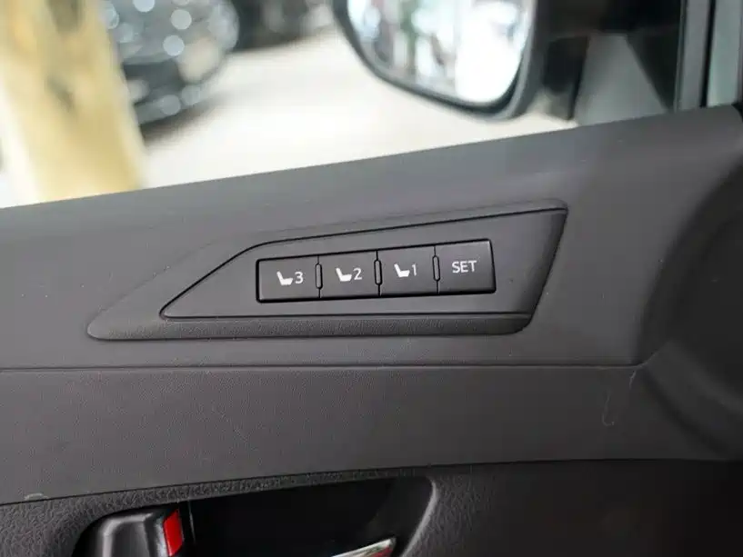 Toyota Vellfire 2023 — фото 11