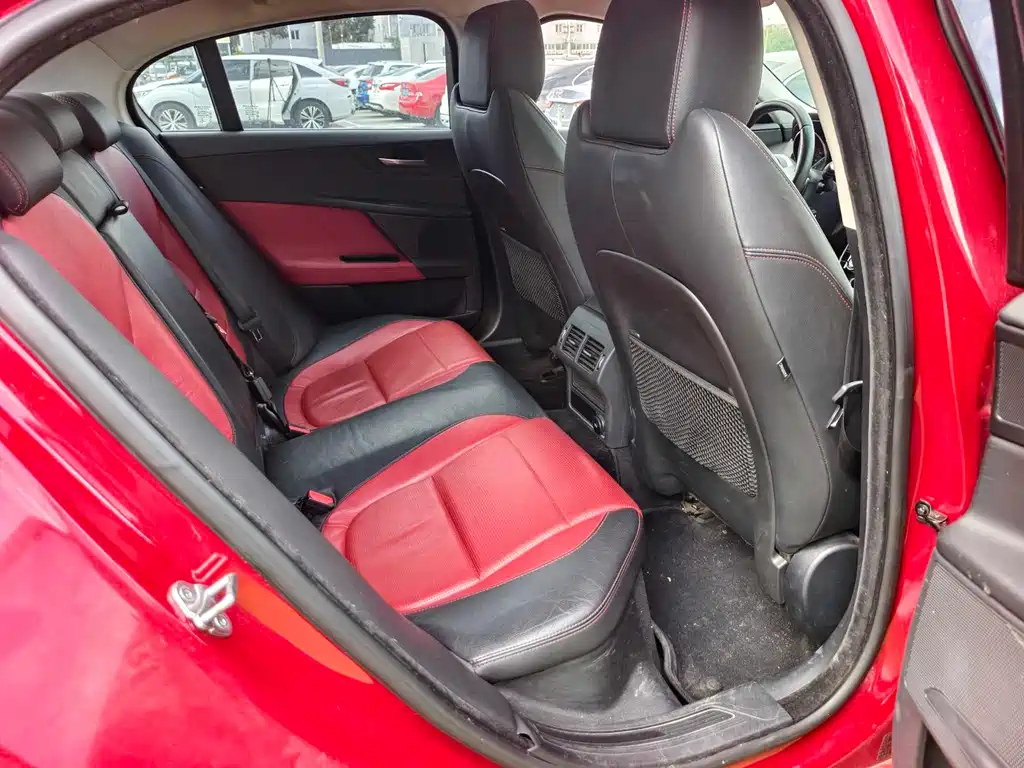 Jaguar XE 2017 — фото 13