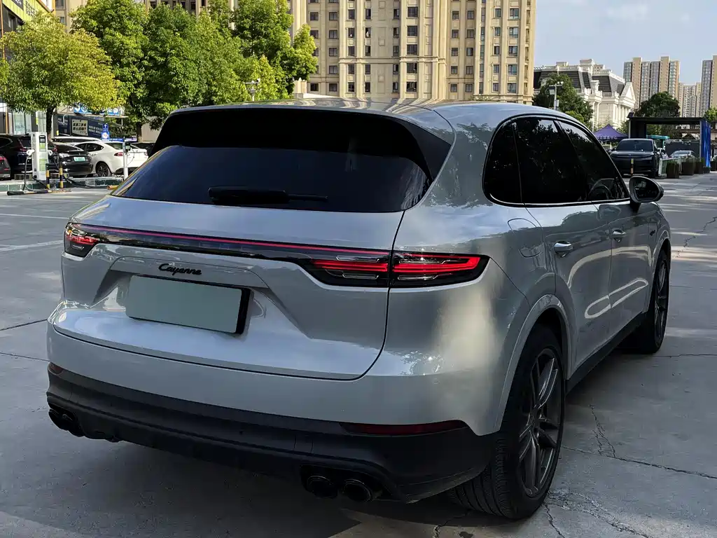 Porsche Cayenne Hybrid 2023 — фото 18