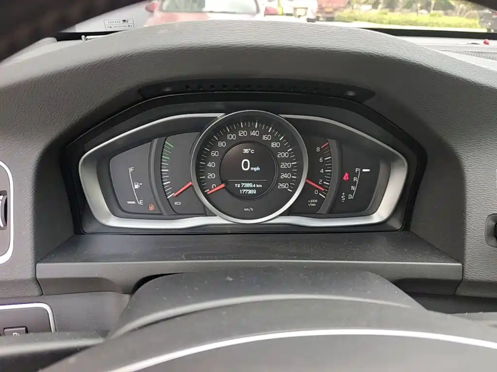 Volvo S60 2015 — фото 12
