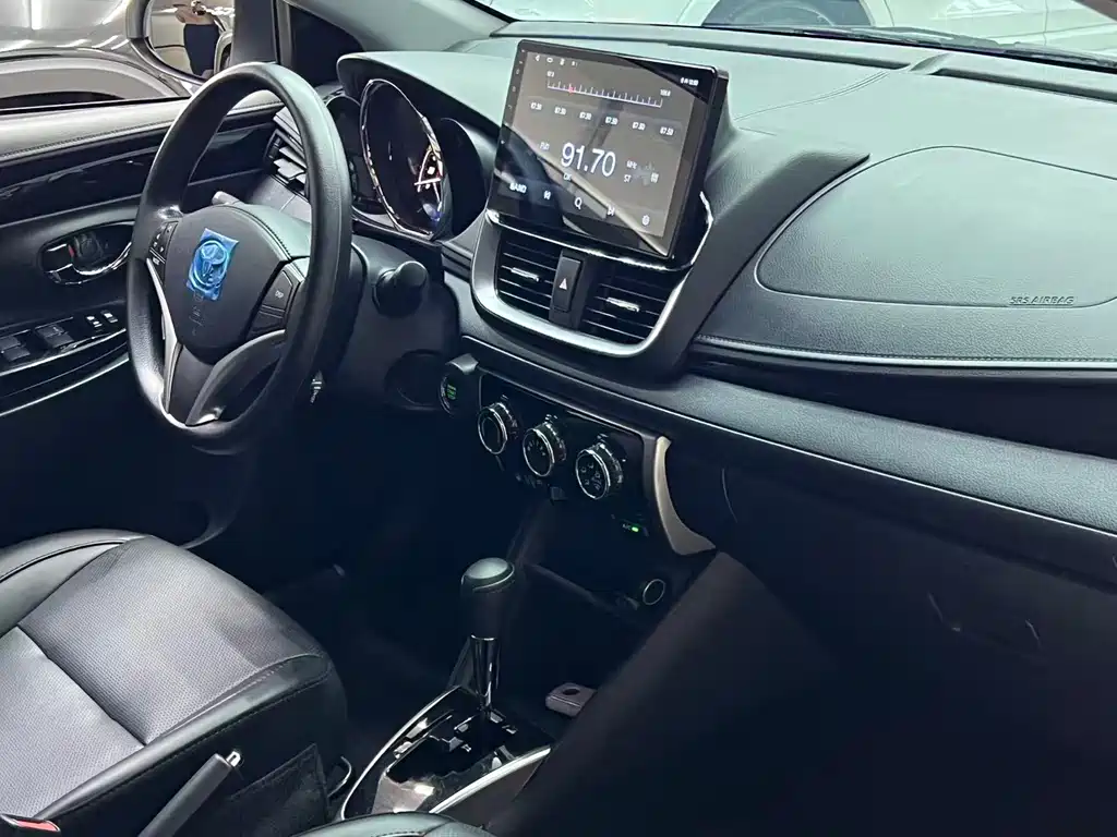 Toyota Yaris L 2023 — фото 19