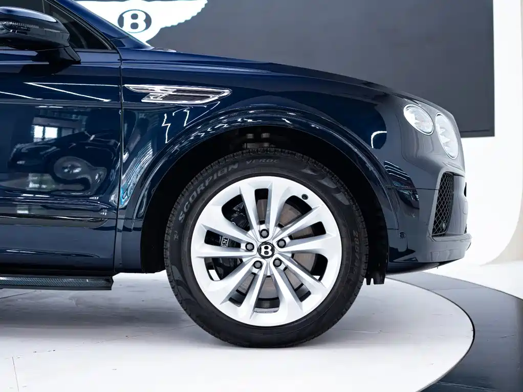Bentley Bentayga 2024 — фото 14