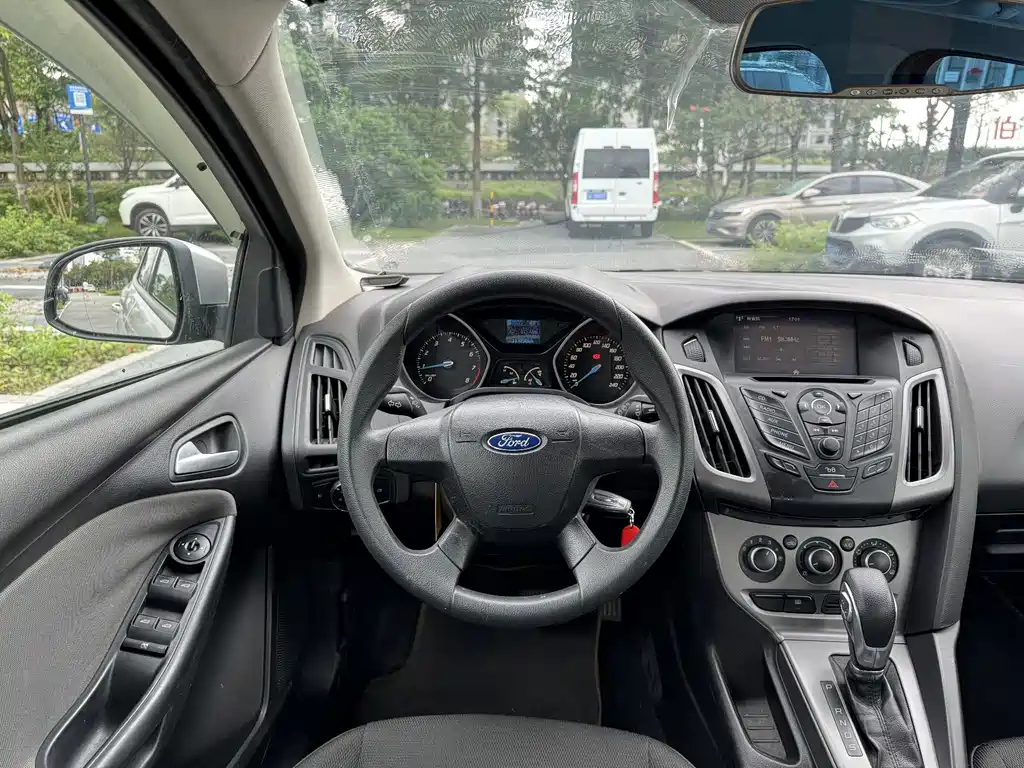 Ford Focus 2013 — фото 12