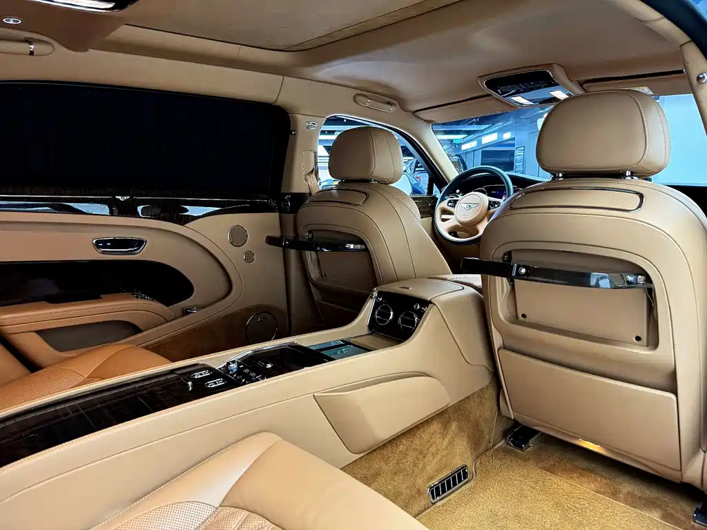 Bentley Mulsanne 2017 — фото 26