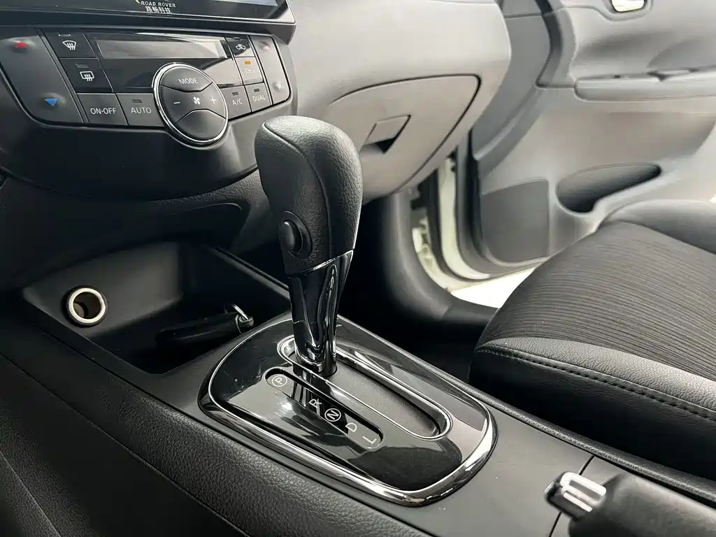 Nissan Tiida 2015 — фото 10