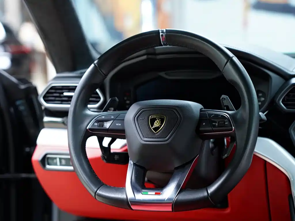 Lamborghini Urus 2019 — фото 49