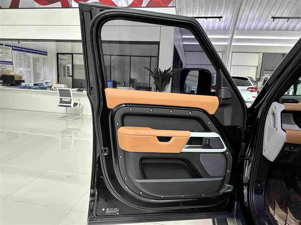 Land Rover Defender 2024 — фото 19