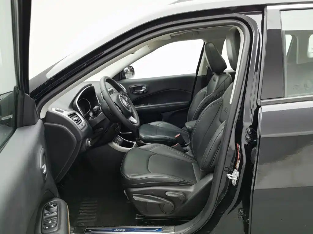 Jeep Compass 2018 — фото 10