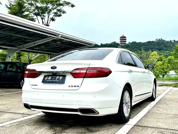 Ford Taurus 2016