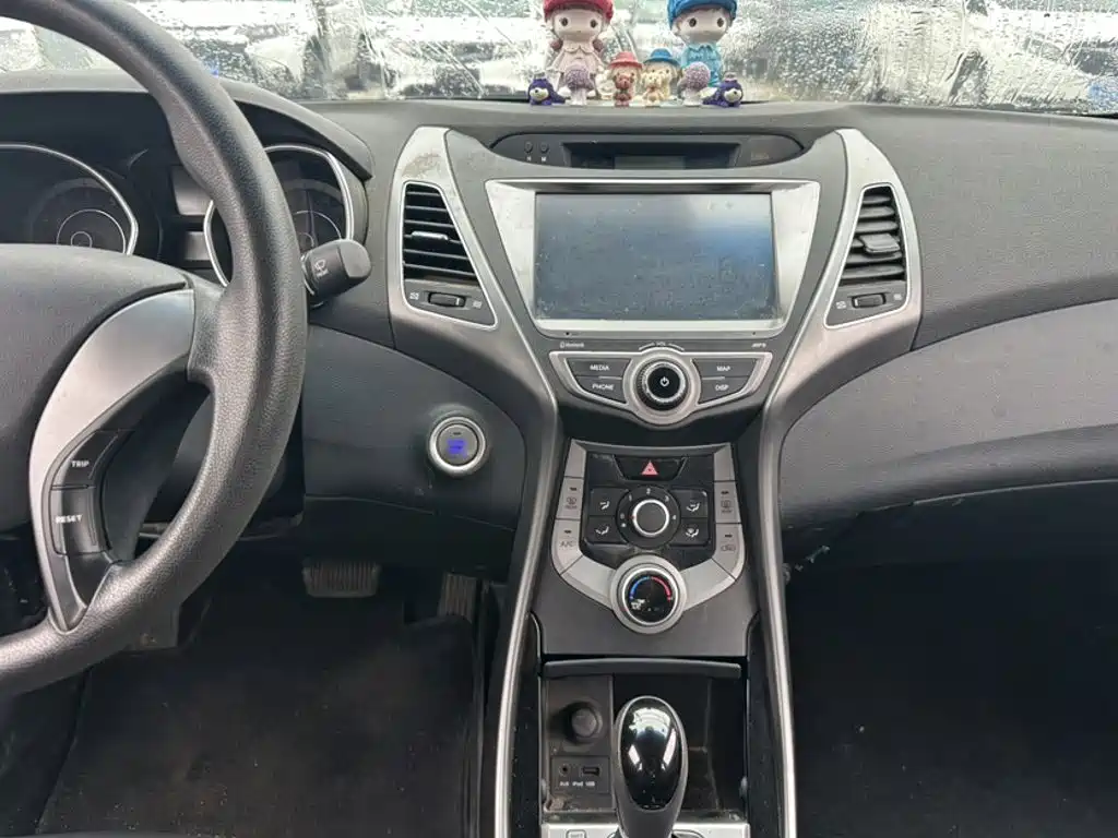 Hyundai Elantra 2016 — фото 12