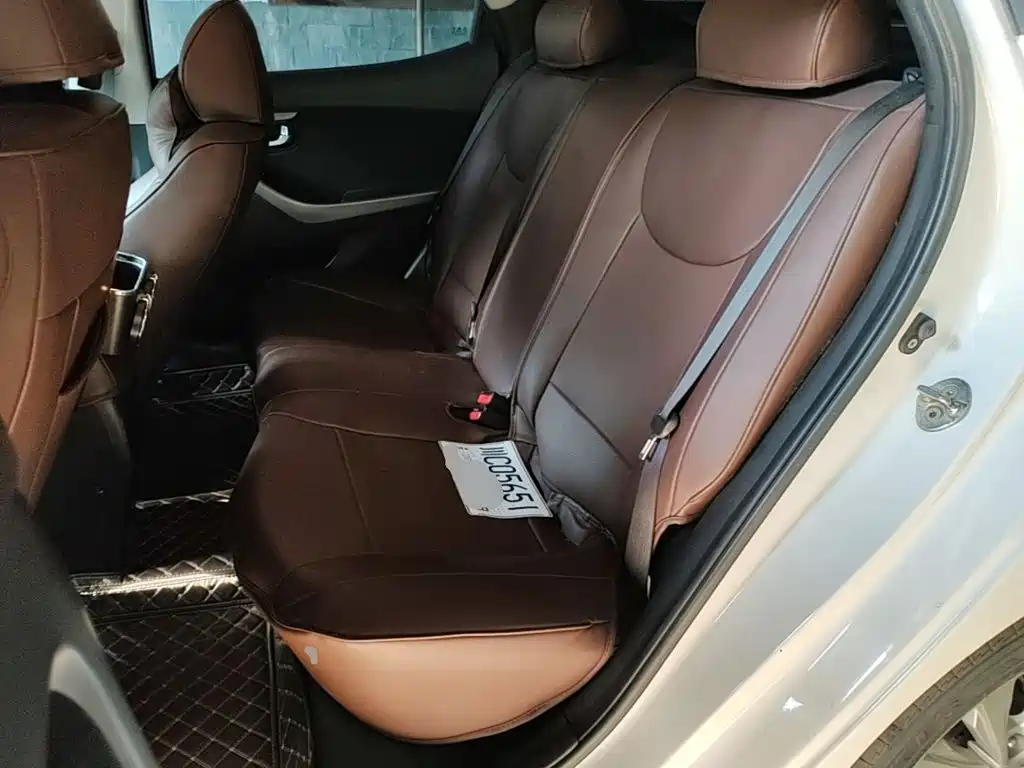 Hyundai Elantra 2017 — фото 17