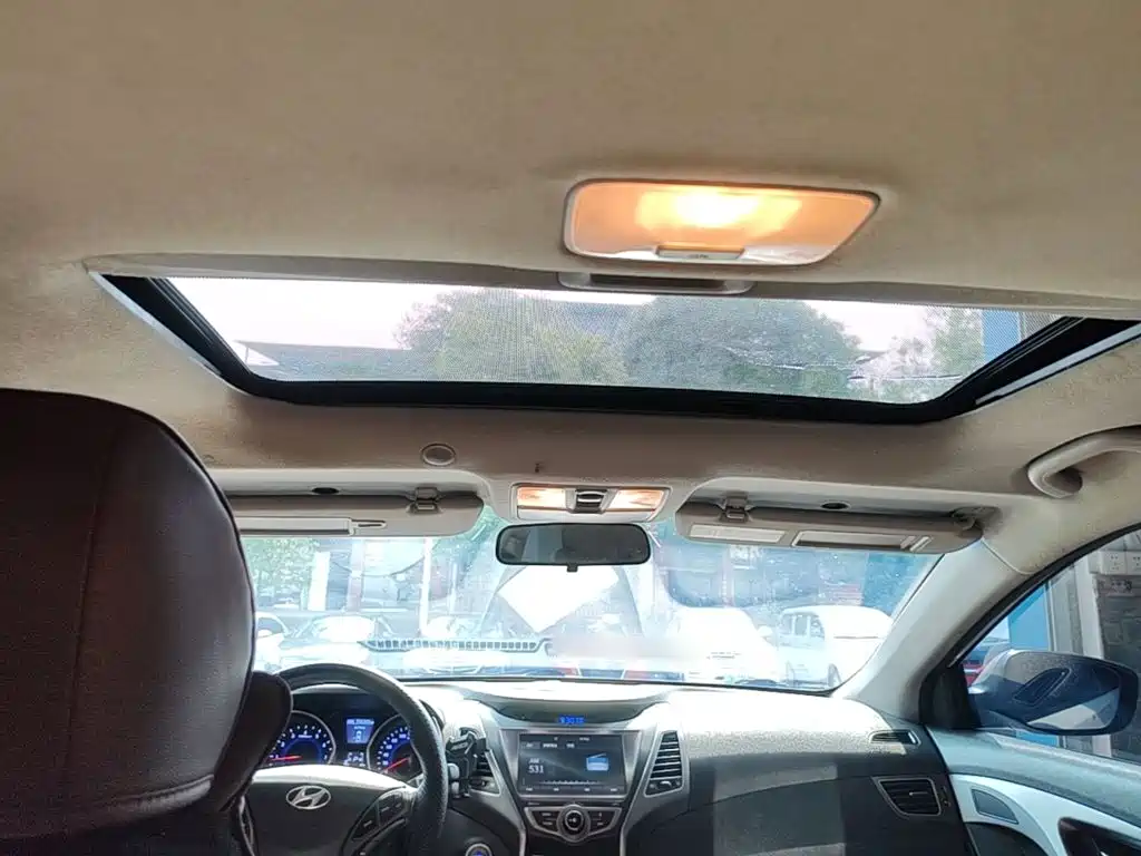 Hyundai Elantra 2017 — фото 18