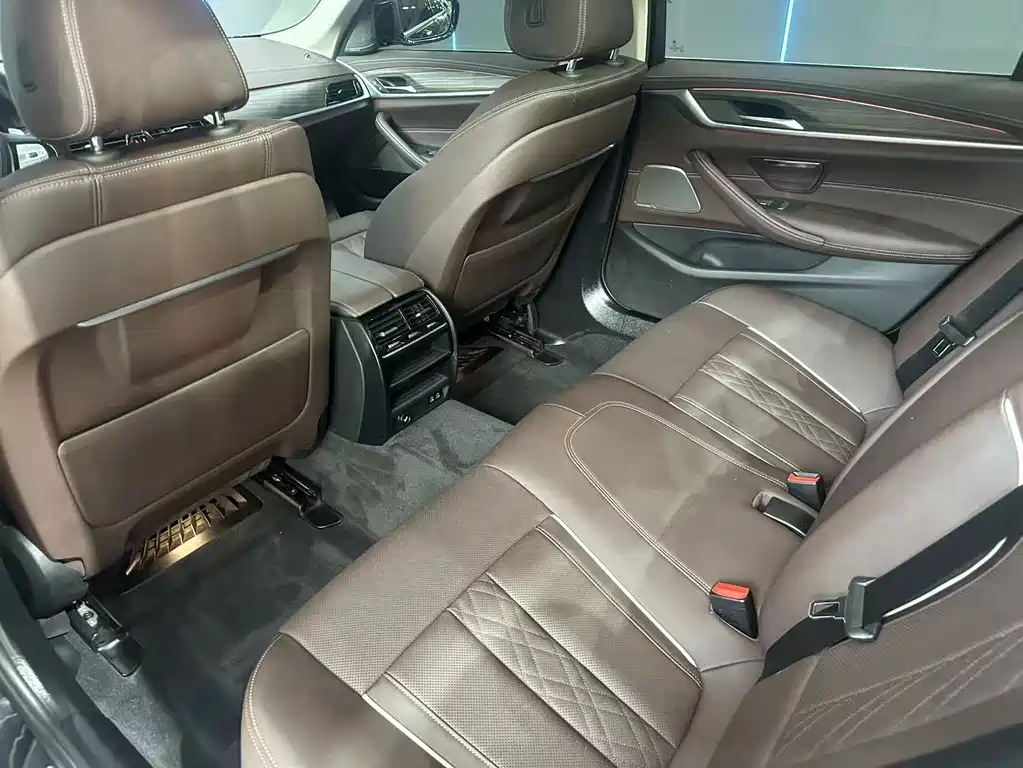 BMW 5 Series 2022 — фото 10