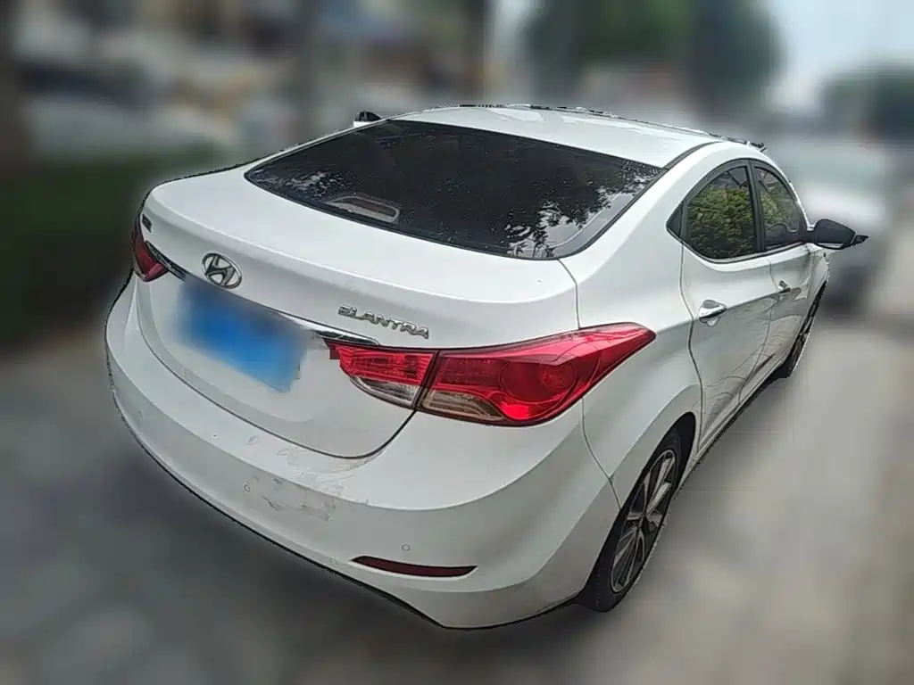 Hyundai Elantra 2015 — фото 12
