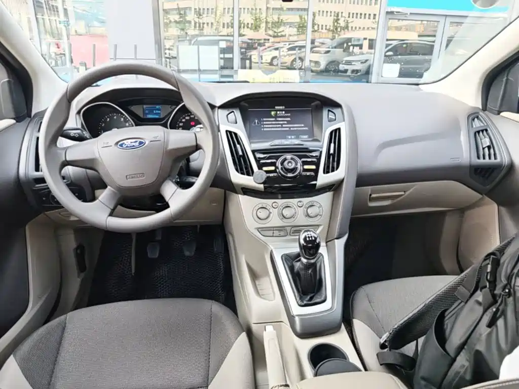 Ford Focus 2015 — фото 10