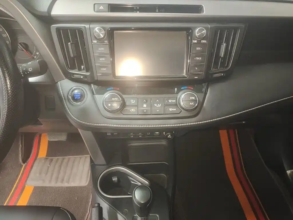 Toyota RAV4 2018 — фото 13