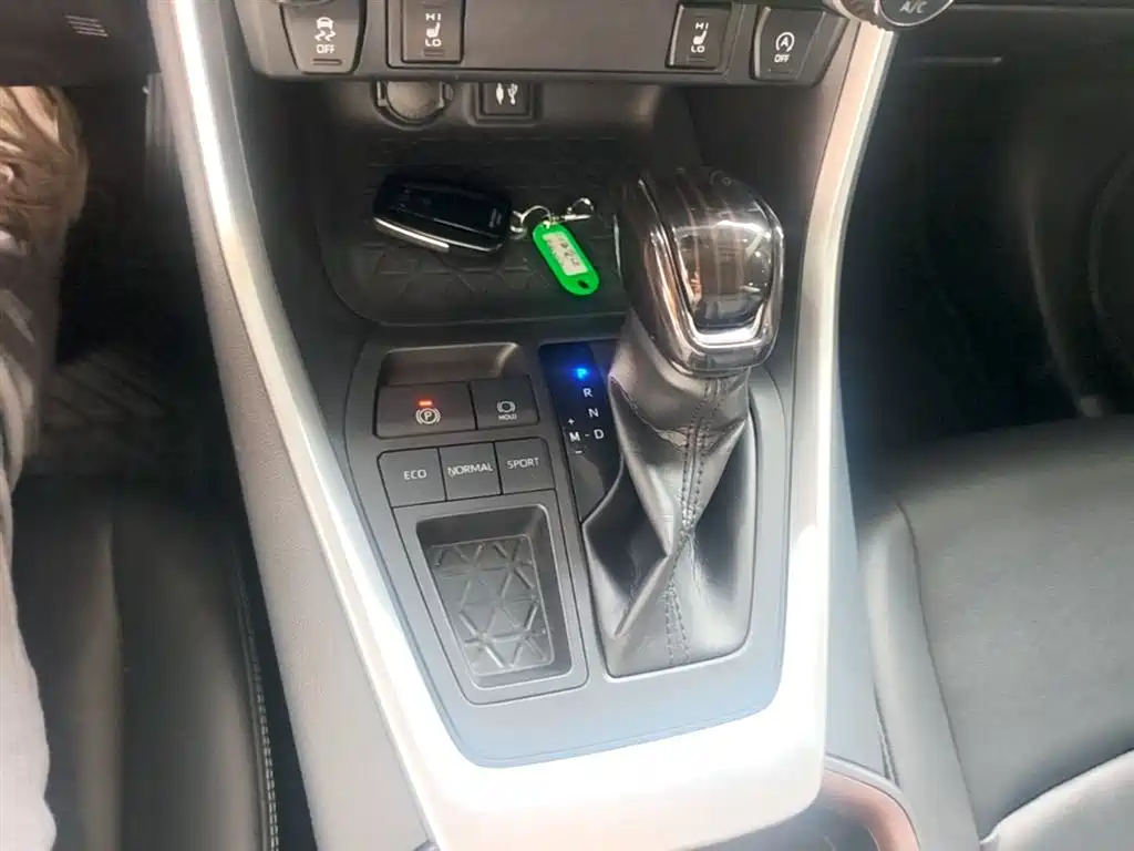 Toyota RAV4 2020 — фото 14