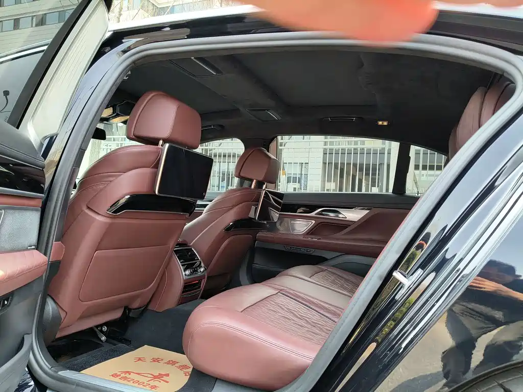 BMW 7 Series 2019 — фото 18