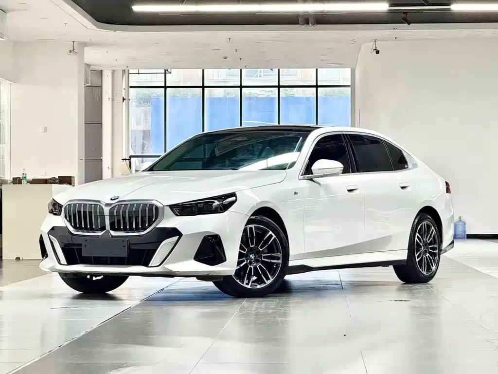BMW 5 Series 2025 — фото 1