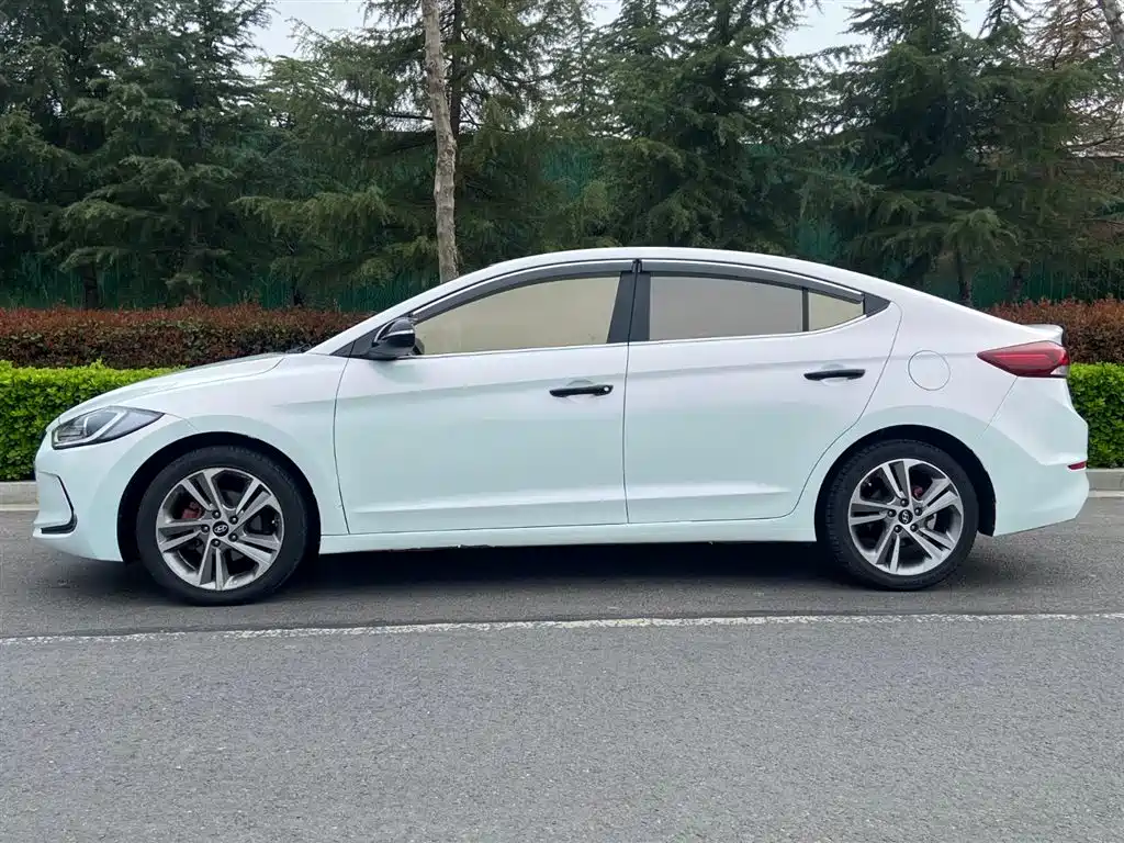 Hyundai Elantra 2017 — фото 18