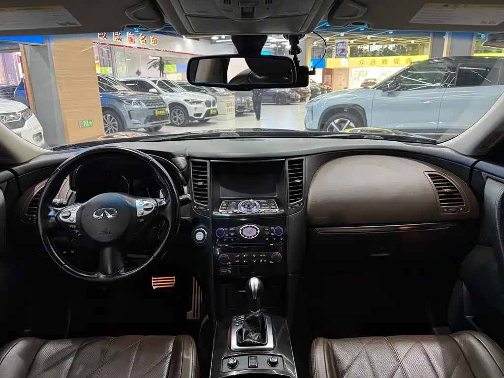 Infiniti QX70 2015 — фото 10