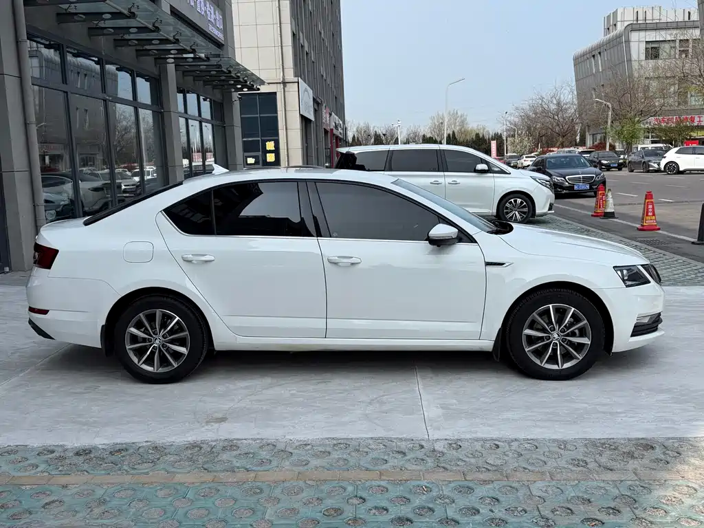 Skoda Octavia 2018 — фото 7