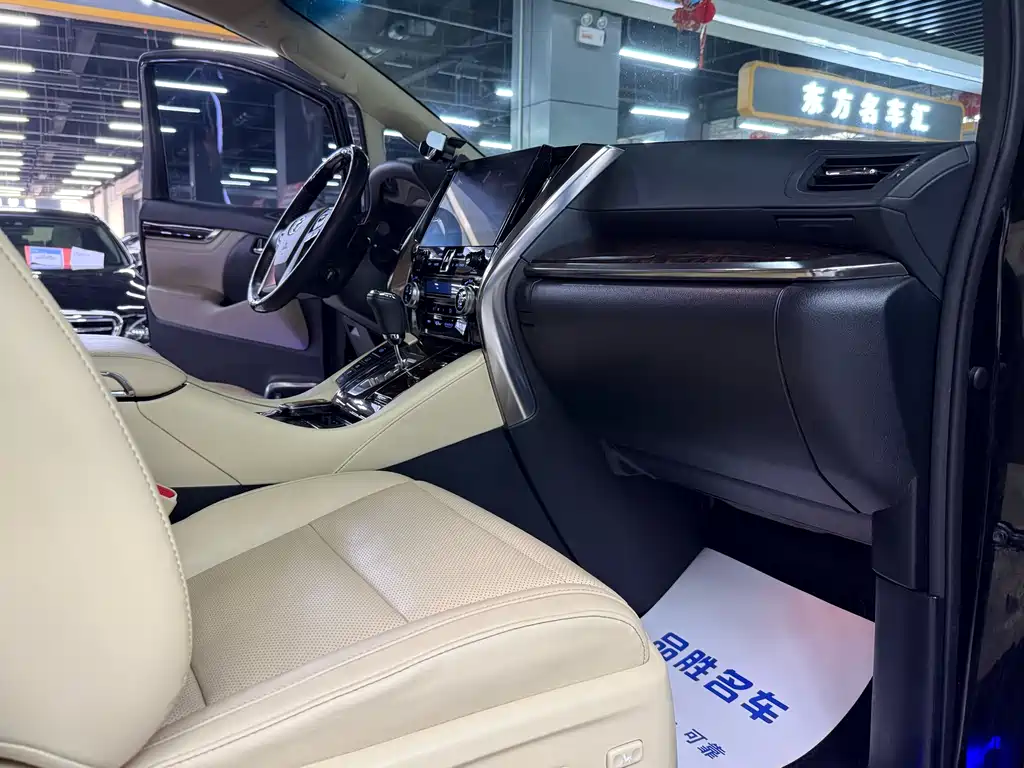 Toyota Alphard 2022 — фото 17