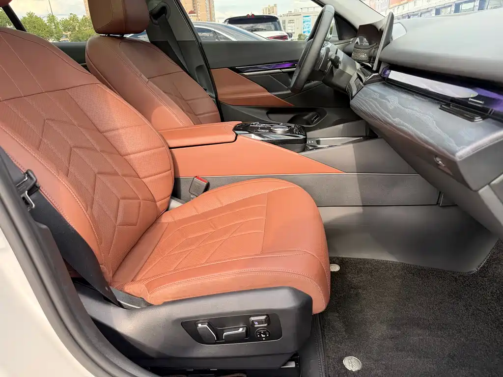 BMW 5 Series 2024 — фото 16