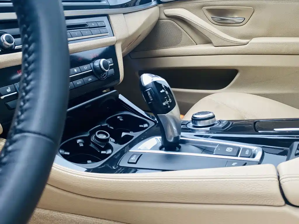 BMW 5 Series 2011 — фото 13