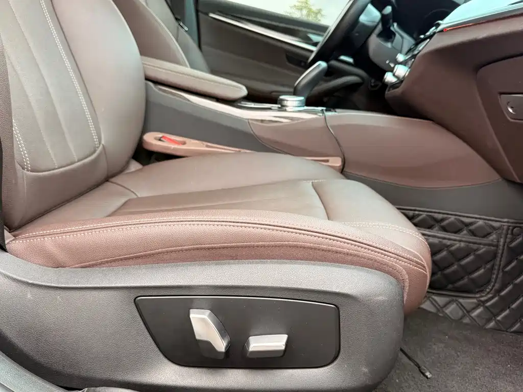 BMW 5 Series 2019 — фото 16