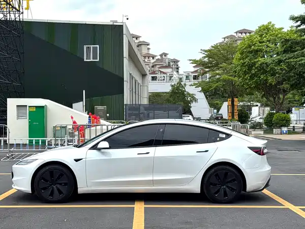 Tesla Model 3 2025