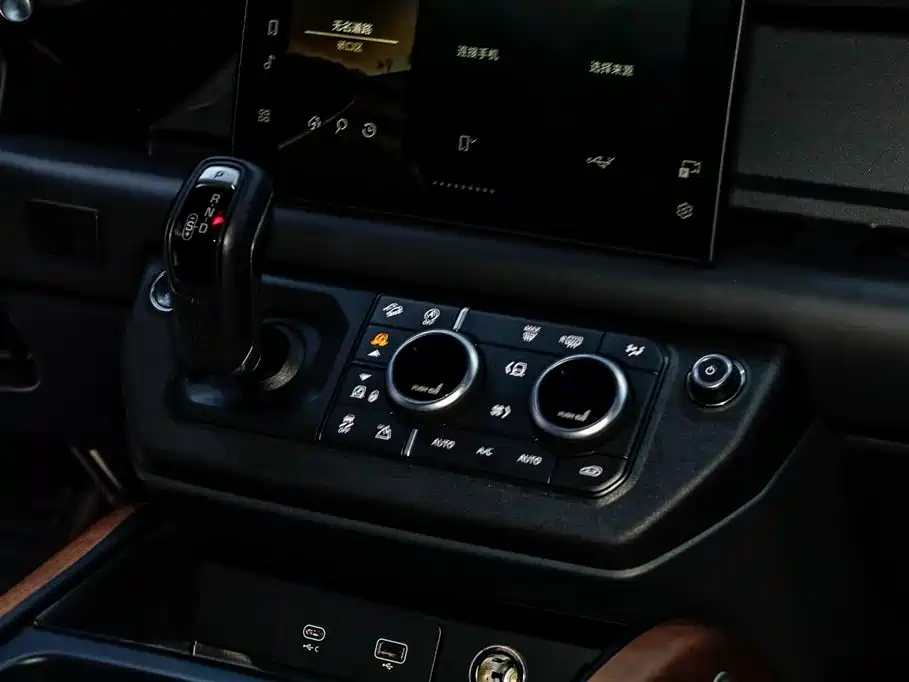 Land Rover Defender 2024 — фото 29