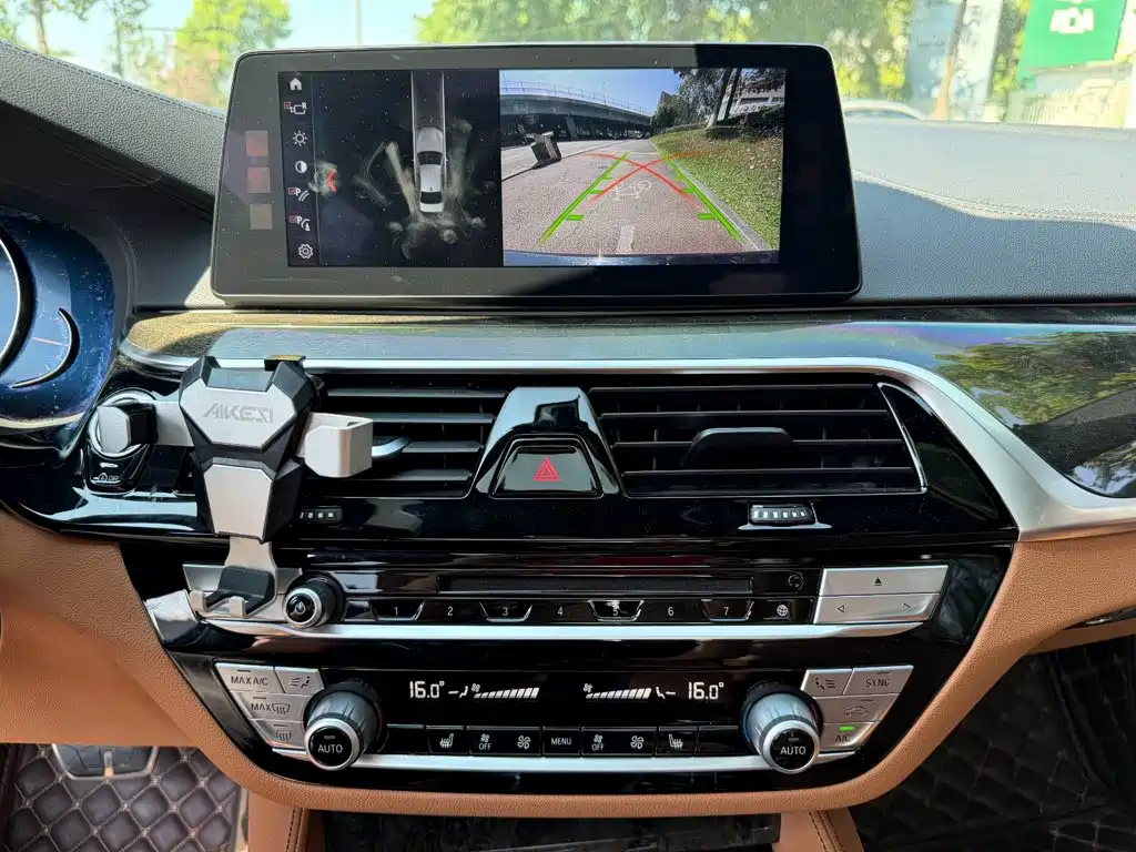 BMW 5 Series 2018 — фото 10