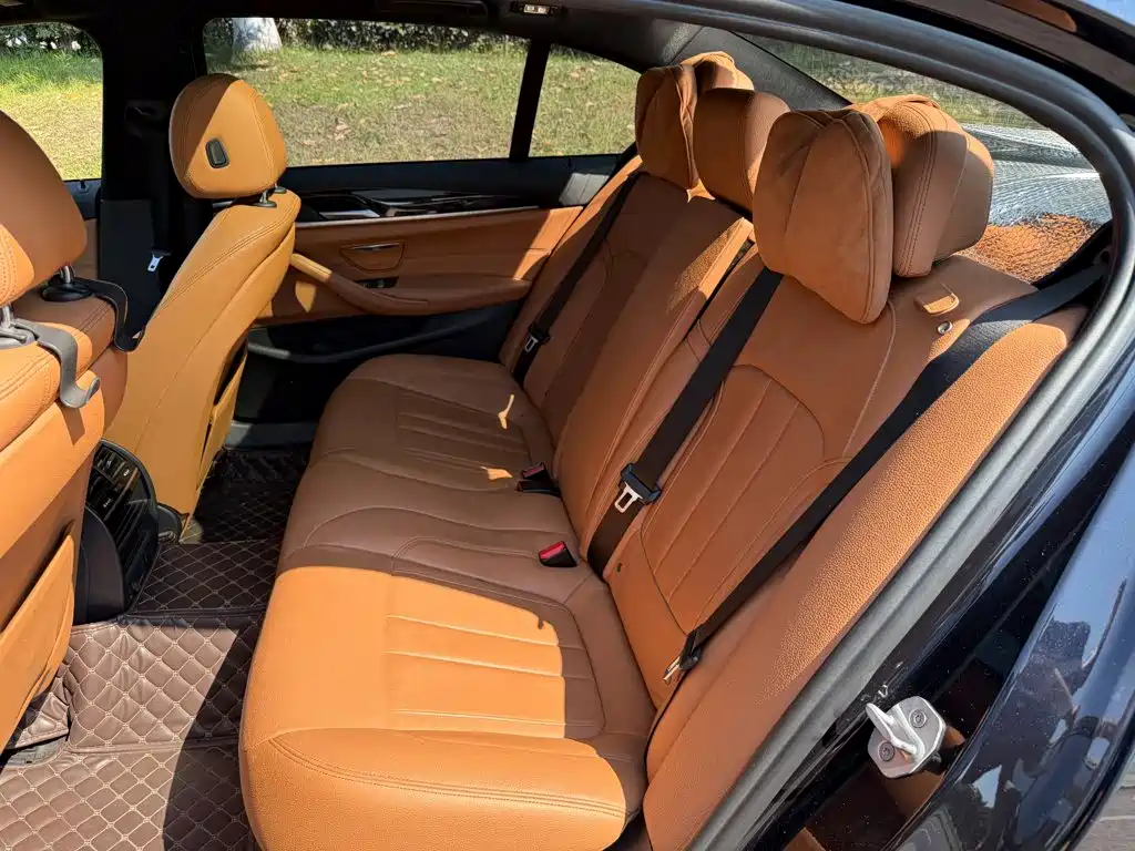 BMW 5 Series 2018 — фото 12