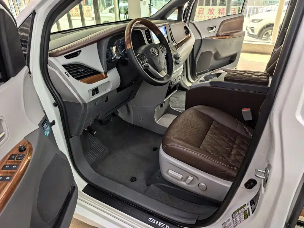 Toyota Sienna 2019 — фото 10