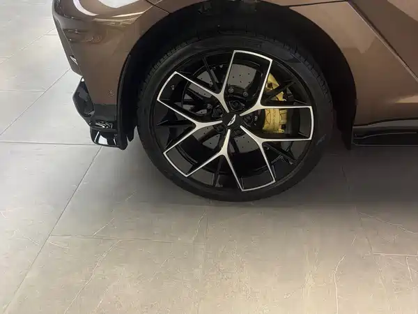 Aston Martin DBX 2025