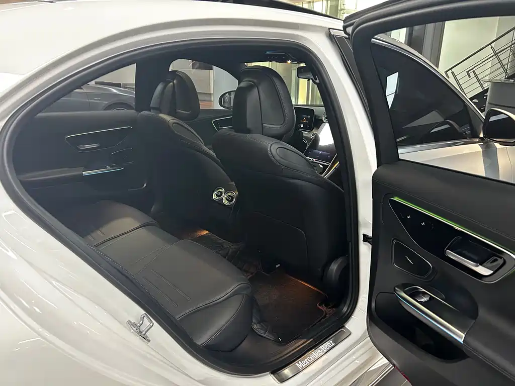 Mercedes-Benz C-Class 2024 — фото 14