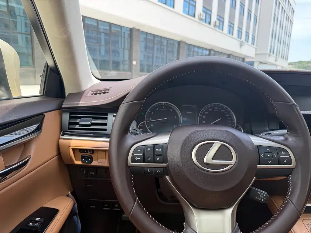 Lexus ES 2015 — фото 12