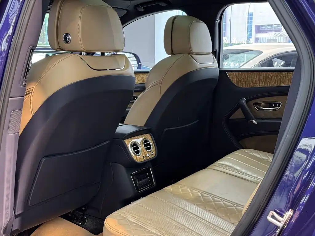 Bentley Bentayga 2018 — фото 16
