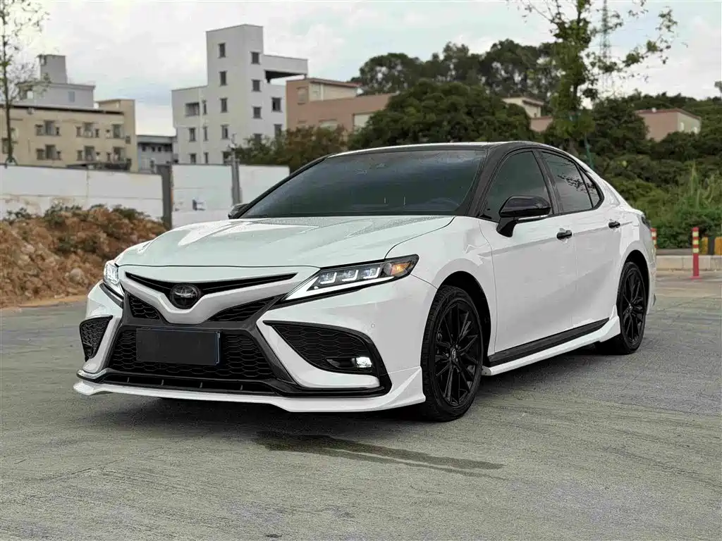 Toyota Camry 2023 — фото 1