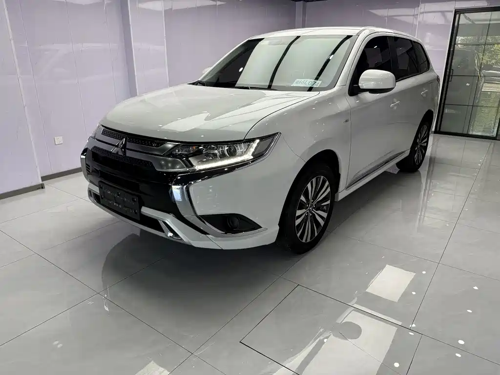 Mitsubishi Outlander 2022 — фото 1