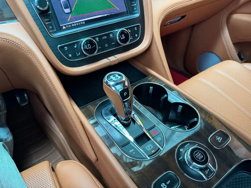 Bentley Bentayga 2018 — фото 11